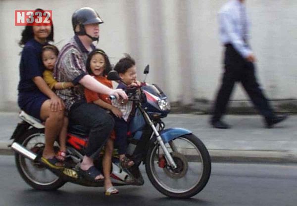 In no case is it permitted for a passenger to sit between the driver and the handlebars of the motorcycle or moped