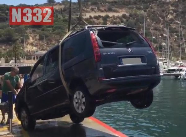 A car ran into the port of Calpe on Saturday, but nobody was inside the vehicle at the time