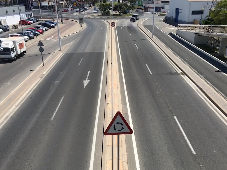 Sign warning of a roundabout