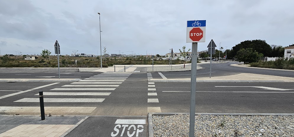 Respect the rules on cycle lanes